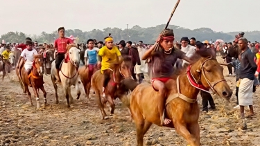 মহম্মদপুরে ঘোড়দৌড় মেলা দেখতে লাখো মানুষের ঢল