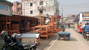 ভেড়ামারায় দখলমুক্ত হচ্ছে না ফুটপাত, দুর্ভোগে পথচারীরা