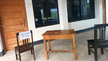 আগৈলঝাড়ায় সরকারী অফিসের প্রবেশ পথে চেয়ার-টেবিল, রশি টানিয়ে কক্ষেই অফিস করছেন কর্মকর্তা