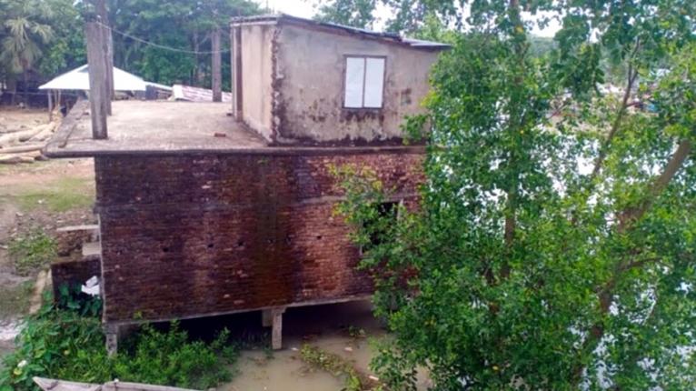 দখল দূষণ পলির আস্তরণে সংকটে বানাতিবাজার ঢোস শাখা নদী