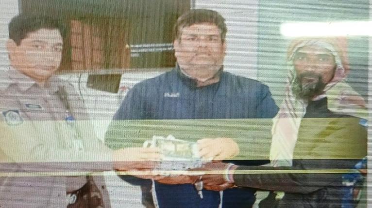 রাজশাহীতে রিকশা চালকের সততায় হারানো মালামাল ফিরে পেলেন নারী