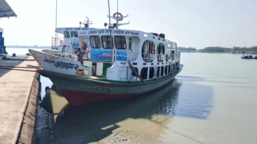 গলাচিপায় ডুবোচরে নদীর নাব্যতায় আটকে যাচ্ছে নৌযান