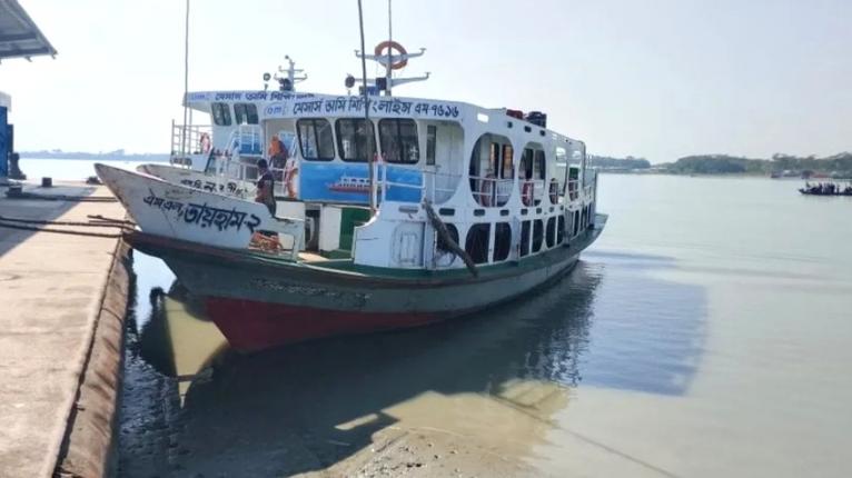 গলাচিপায় ডুবোচরে নদীর নাব্যতায় আটকে যাচ্ছে নৌযান