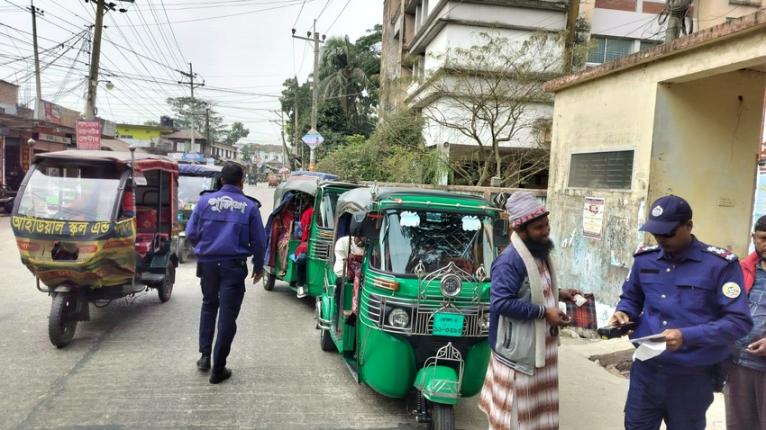 লালমোহনে ট্রাফিক পুলিশ বিশেষ অভিযান