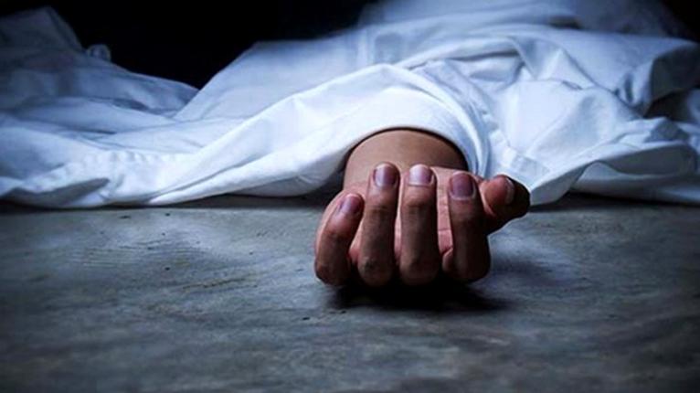 সকালে ঘর থেকে বের হয়েই বাবা দেখলো গাছে ঝুলছে ছেলের মরদেহ