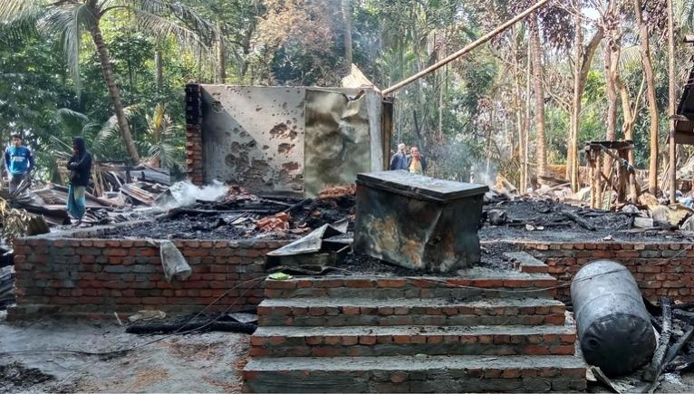 কাঁঠালিয়ায় রহস্যজনক অগ্নিকান্ডে বসত ঘর পুড়ে ছাই