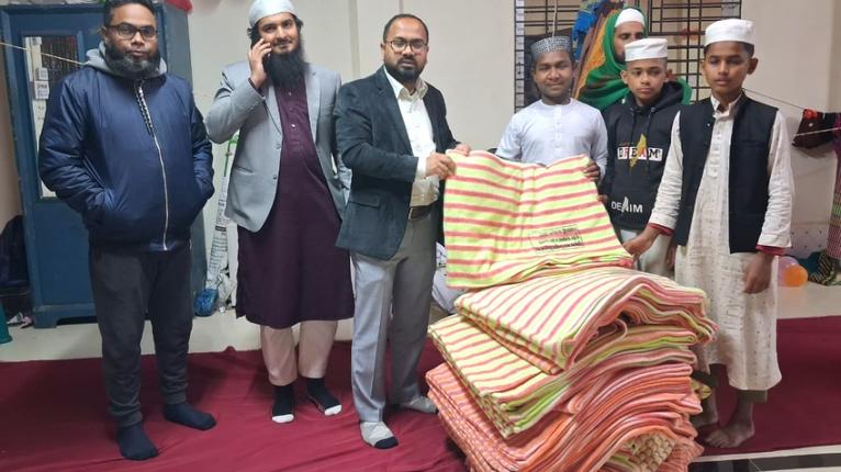 আমতলীতে গভীর রাতে এতিম শিশুদের জন্য কম্বল নিয়ে ছুটে গেলো ইউএনও