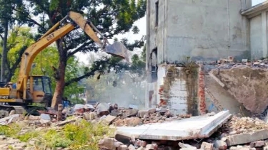 পাইকগাছায় মধুমিতা পার্কের জায়গা থেকে গুড়িয়ে দেয়া হলো আ’লীগের অফিস