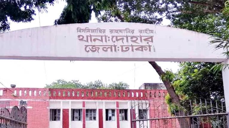 দোহারে পুলিশ ফাঁড়ি থেকে মাদকের আসামী ছাড়িয়ে নিলেন আ’লীগ নেতা