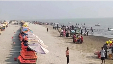 সাপ্তাহিক ছুটিতে সাগরকন্যা কুয়াকাটা সৈকত পর্যটকে টইটুম্বুর