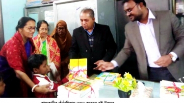 কাঁঠালিয়ায় নুতন বই পেয়ে উচ্ছাসিত শিশু শিক্ষার্থীরা