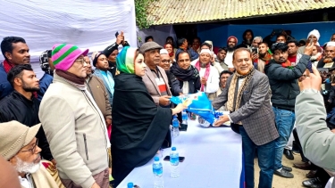 শামা ওবায়েদের হাতে ফুল দিয়ে বিএনপিতে যোগদান করলেন আওয়ামী লীগ নেতা