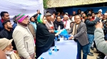 শামা ওবায়েদের হাতে ফুল দিয়ে বিএনপিতে যোগদান করলেন আওয়ামী লীগ নেতা