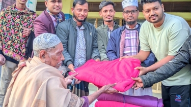 লালমোহনে তারুণ্যের প্রেরণা সংগঠনের উদ্যোগে শীতার্তদের মাঝে কম্বল বিতরণ