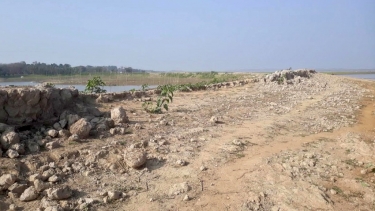 মধ্যনগরে হাওর ফসলরক্ষা বাঁধ নির্মাণে ধীরগতি,বন্যার শঙ্কায় কৃষকেরা