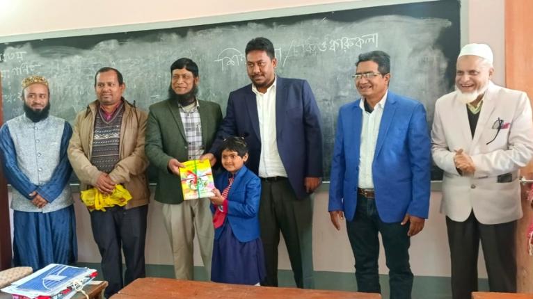 কাউখালীতে নতুন বই পেয়ে আনন্দিত শিক্ষার্থীরা