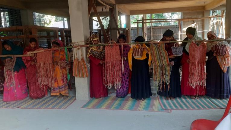 অসহায় নারীদের ঠিকানা নারী,পন্য যাচ্ছে বিদেশ