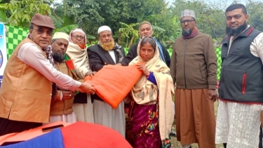 পাইকগাছায় আদর্শ লাইব্রেরি উদ্যোগে শীতবস্ত্র বিতরণ
