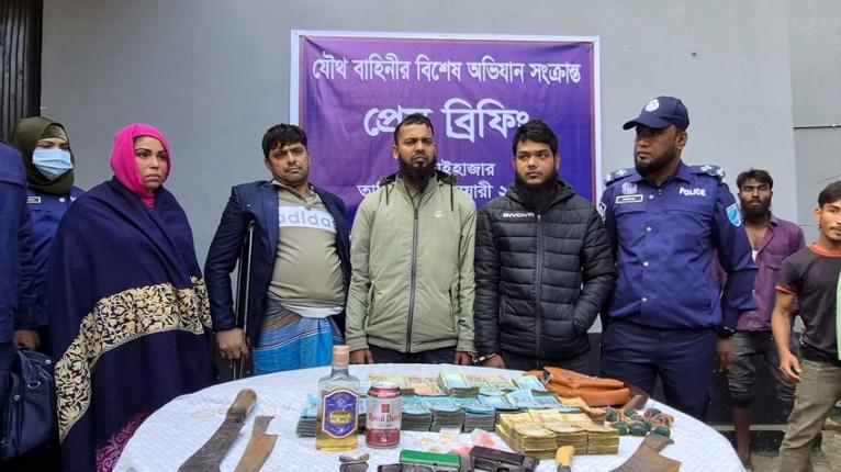 আড়াইহাজারে অবৈধ পিস্তল, গোলাবারুদ, দেশীয় অস্ত্রসহ গ্রেপ্তার ৪