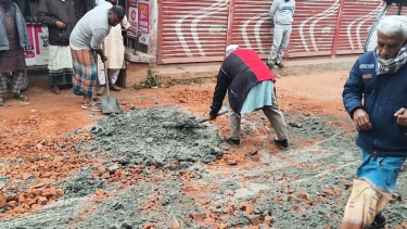 পিরোজপুরে জামায়াতের নেতাকর্মীদের স্বেচ্ছাশ্রমে রাস্তা সংস্কার