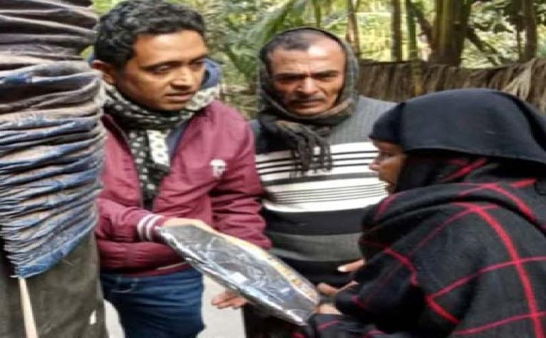 কাঁঠালিয়ায় বিএনপি নেতার শীতের পোষাক বিতরণ