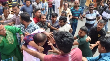 রাজশাহী-৫ আসনের  ধানের শীষ ও ফুটবল প্রতীকের সমর্থকদের সংঘর্ষ