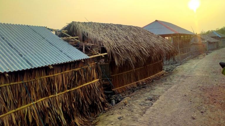 কয়রায় জমি দখল করে ঘরবাড়ি নির্মাণ