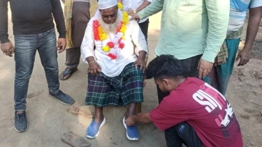 অবশেষে ১৭ বছরের পর জুতা পায়ে দিলেও আক্ষেপ রয়ে গেল সুরুজ পাঠানের