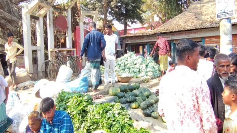 হাটের দখলে শহীদ মিনারে, শুধু একুশেই বাড়ে কদর সারা বছর অবহেলা