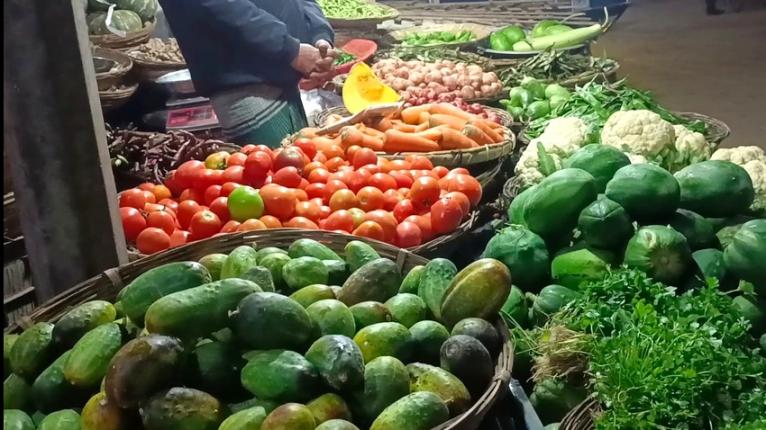 রমজানে পীরগঞ্জে বাজার বেড়েছে নিত্যপ্রয়োজনীয় পণ্যের দাম