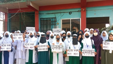 তারাকান্দায় মহিলা কলেজ ক্যাম্পাসের বিল্ডিং বিক্রির পায়তারার প্রতিবাদে মানববন্ধন