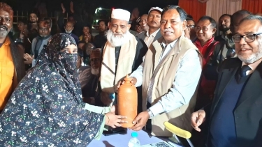 নারী সমর্থকের জমানো টাকার মাটির ব্যাংক উপহার পেলেন বিএনপির প্রার্থী