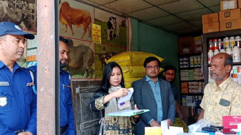 সদরপুরে নকল গো-খাদ্য উৎপাদনের দায়ে জরিমানা