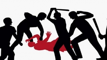 মেয়ের উত্যক্তের প্রতিবাদ করায় বাবাকে মারধর