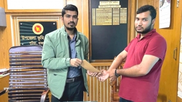 দরিদ্র ছাত্রকে বই কিনে দিলেন পুঠিয়ার এসিল্যান্ড