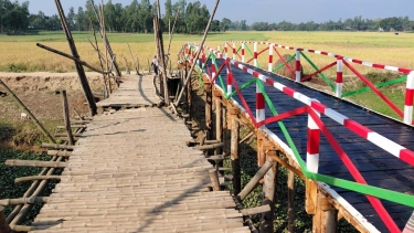 চাটমোহরে এলাকাবাসী পেলো কাঠের সেতু