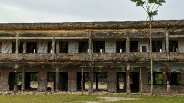 জরাজীর্ণ ভবনে পাঠদান,আতঙ্কে শিক্ষার্থীরা