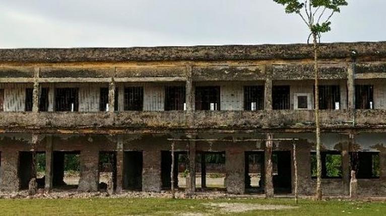 জরাজীর্ণ ভবনে পাঠদান,আতঙ্কে শিক্ষার্থীরা