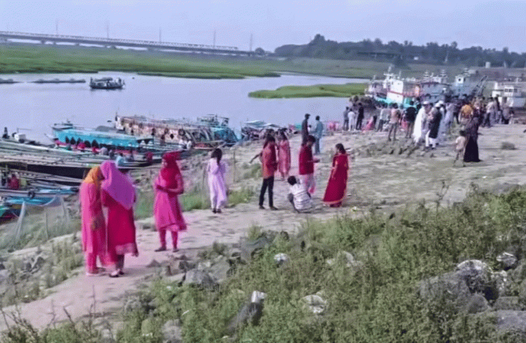 যমুনা সেতুর পাড়ে দর্শনার্থীদের ভিড়
