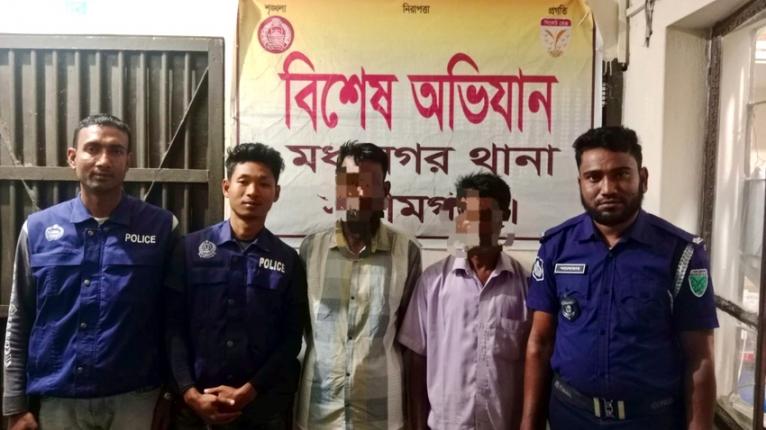 মধ্যনগরে চোরাচালানকৃত মালামাল ছিনিয়ে নেওয়ার মামলার আসামি গ্রেফতার