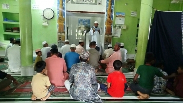 সৌদির সঙ্গে মিল রেখে দুমকিতে ঈদের নামাজ আদায়