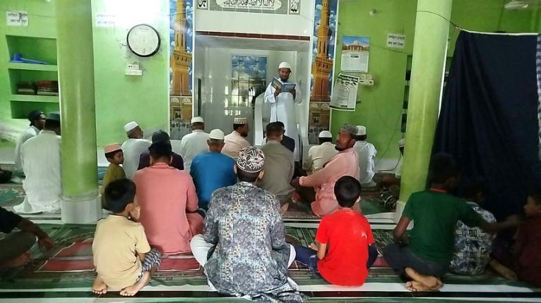 সৌদির সঙ্গে মিল রেখে দুমকিতে ঈদের নামাজ আদায়