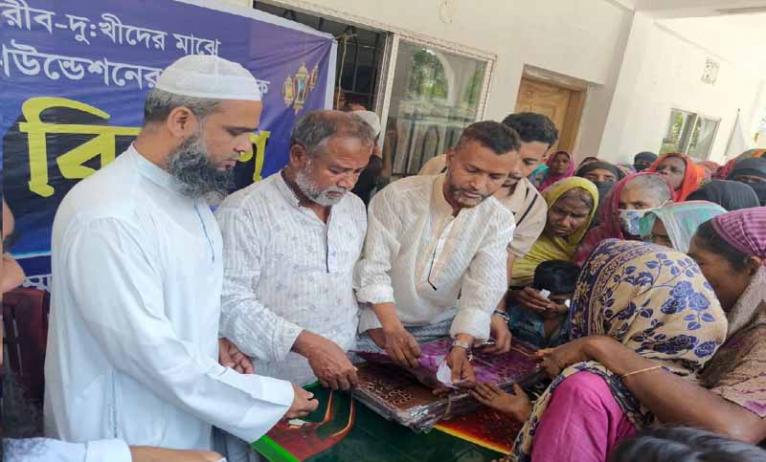 হাতিয়ায় দুই হাজার পরিবারের মাঝে ঈদ সামগ্রী বিতরণ করেন ইয়াহইয়া ফাউন্ডেশন
