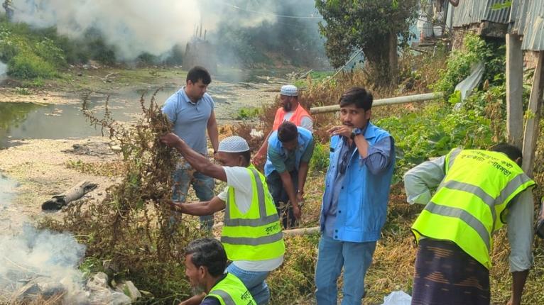 ১কলাপাড়ায় ডেঙ্গু প্রতিরোধ দিবসে কুয়াকাটা খালে পরিচ্ছন্নতা অভিযান