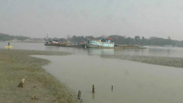পটুয়াখালী-ঢাকা নৌরুটে ডুবোচরে আটকে যাচ্ছে লঞ্চ,দূর্ঘটনার আসংস্কা
