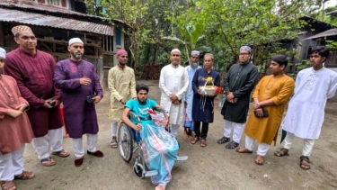 আট বছর ধরে ঘরবন্দি বায়েজিদের পাশে জেলা প্রশাসক