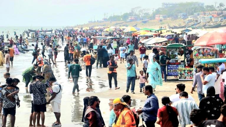 ঈদের চতুর্থ দিনেও কুয়াকাটায় পর্যটকদের ঢল