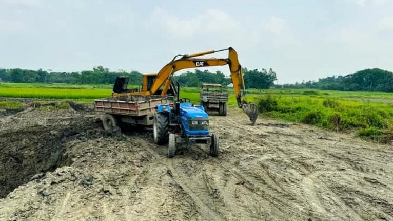 দোহারে ইট ভাটায় পুড়ছে কৃষকের স্বপ্ন, কাটছে ফসলী জমি