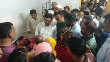 সন্তান বিক্রি করে চিকিৎসার কথা বলা বিএনপি নেতাকে হাসপাতালে দেখতে গেলেন জেলা পরিষদের প্রশাসক