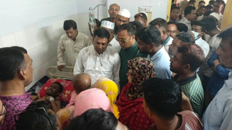 সন্তান বিক্রি করে চিকিৎসার কথা বলা বিএনপি নেতাকে হাসপাতালে দেখতে গেলেন জেলা পরিষদের প্রশাসক